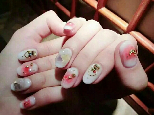 美甲甲油膠照燈會疼怎么辦？